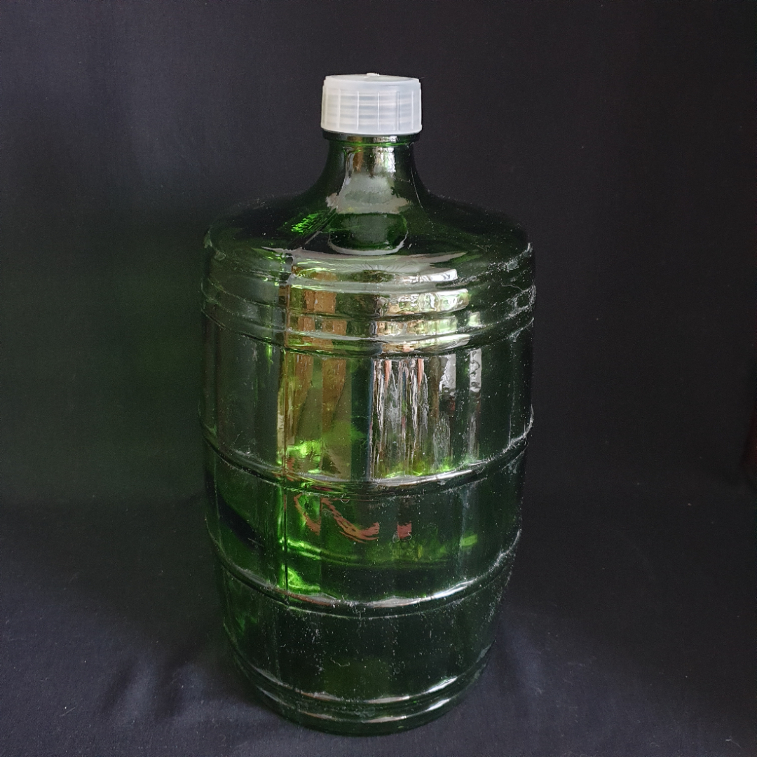 Бутыль из зелёного стекла с пластиковой завинчивающейся крышкой, 10 л. Картинка 1
